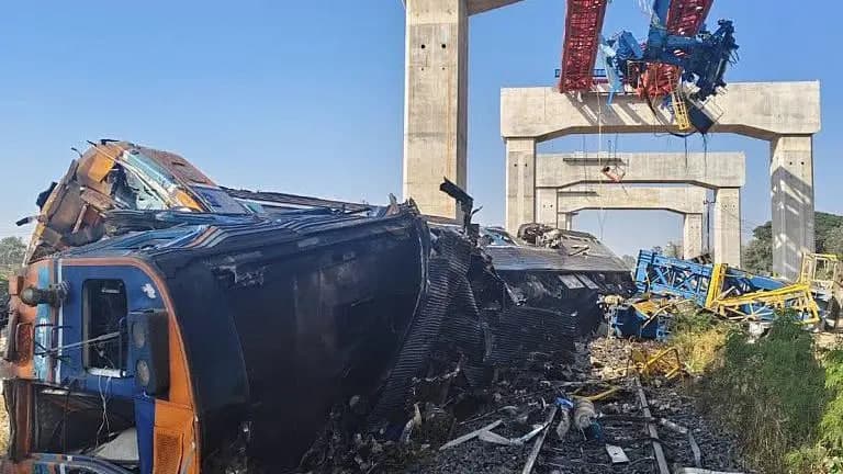 Tailandda poyezd ustiga qurilish krani quladi: o‘nlab qurbonlar bor