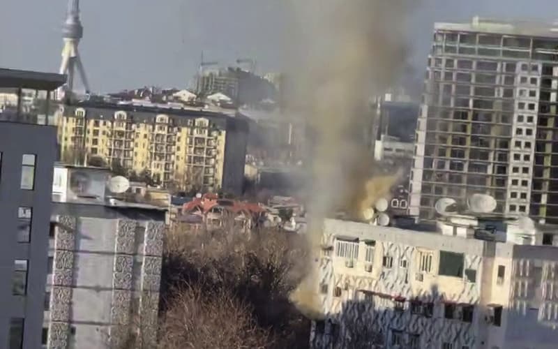 В одной из квартир многоэтажного дома в Ташкенте произошел пожар