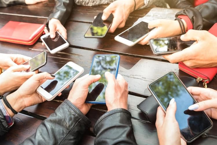 Smartfonlar va internet tug‘ilish darajasini pasaytirdi – tadqiqot