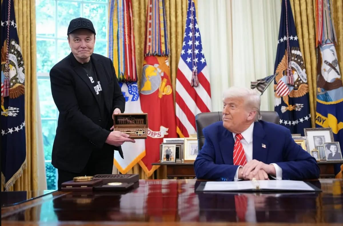 Трамп вручил Маску «золотой ключ» от Белого дома за заслуги на госслужбе