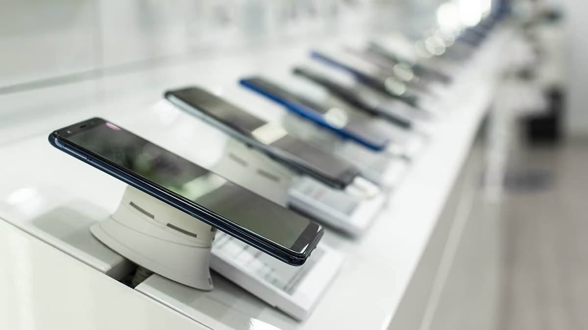 Uzbekistan imports 1.46 million mobile phones in first two months of 2026