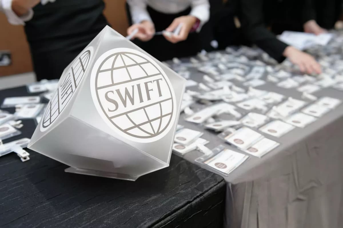 ЕС рассматривает отключение 15 российских банков от SWIFT
