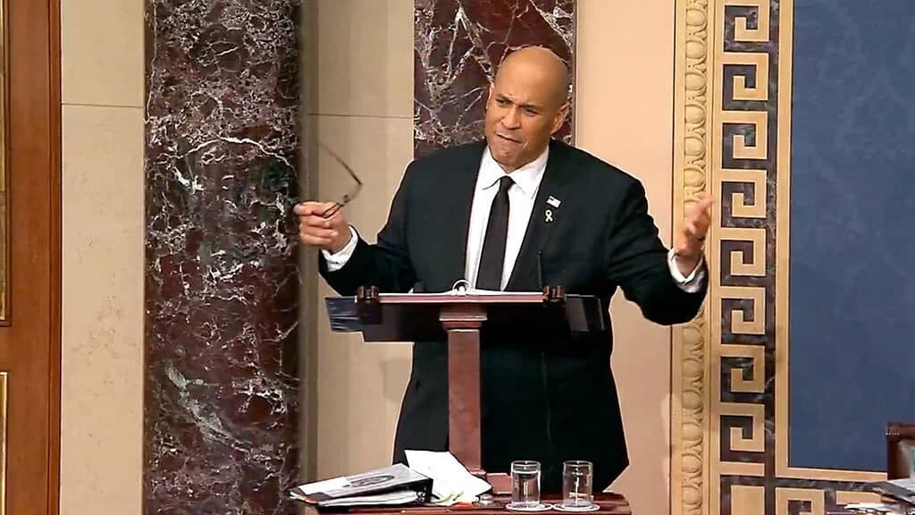 Senator Kori Buker Trampni uzluksiz 25 soat tanqid qilib, rekord o‘rnatdi