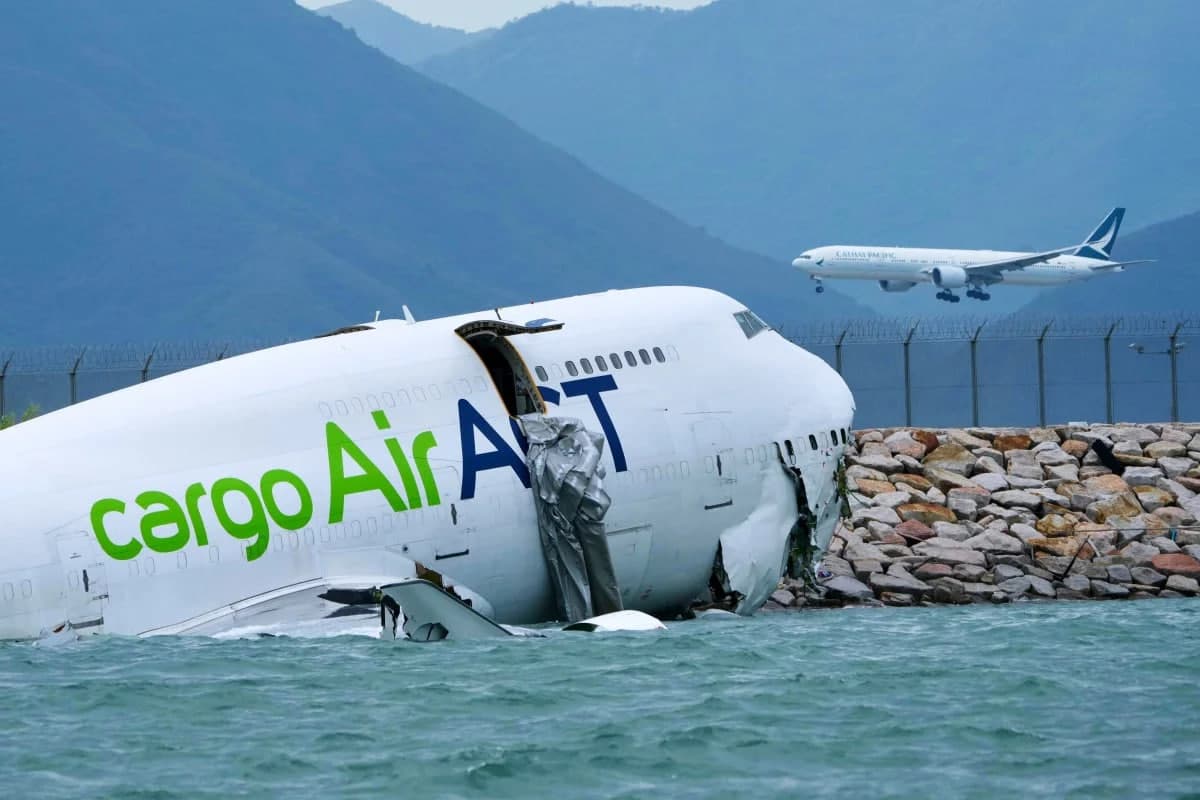В Гонконге грузовой Boeing 747 упал в море