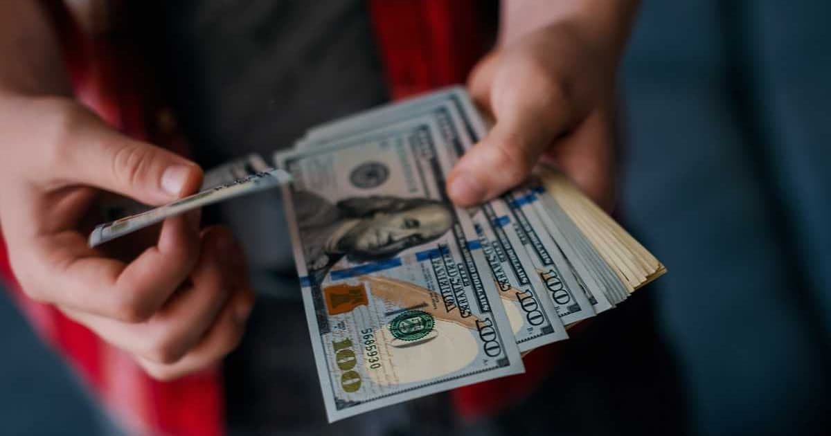 Инсон ўзини бахтли ҳис қилиши учун қанча пул керак?