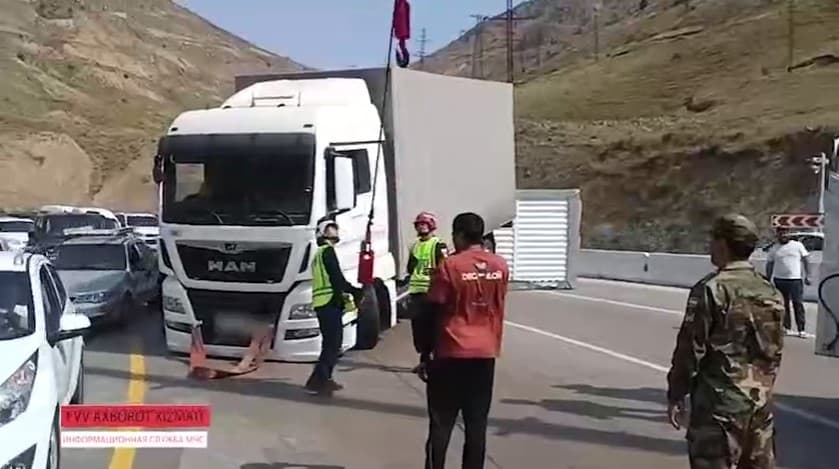 Qamchiq dovonida yuk mashinasi ag‘darilib ketdi