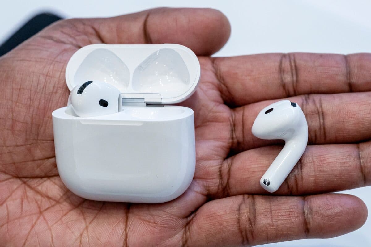 Bloomberg: AirPods қулоқчинлари суҳбатни реал вақтда бошқа тилга таржима қилиш имкониятига эга бўлади