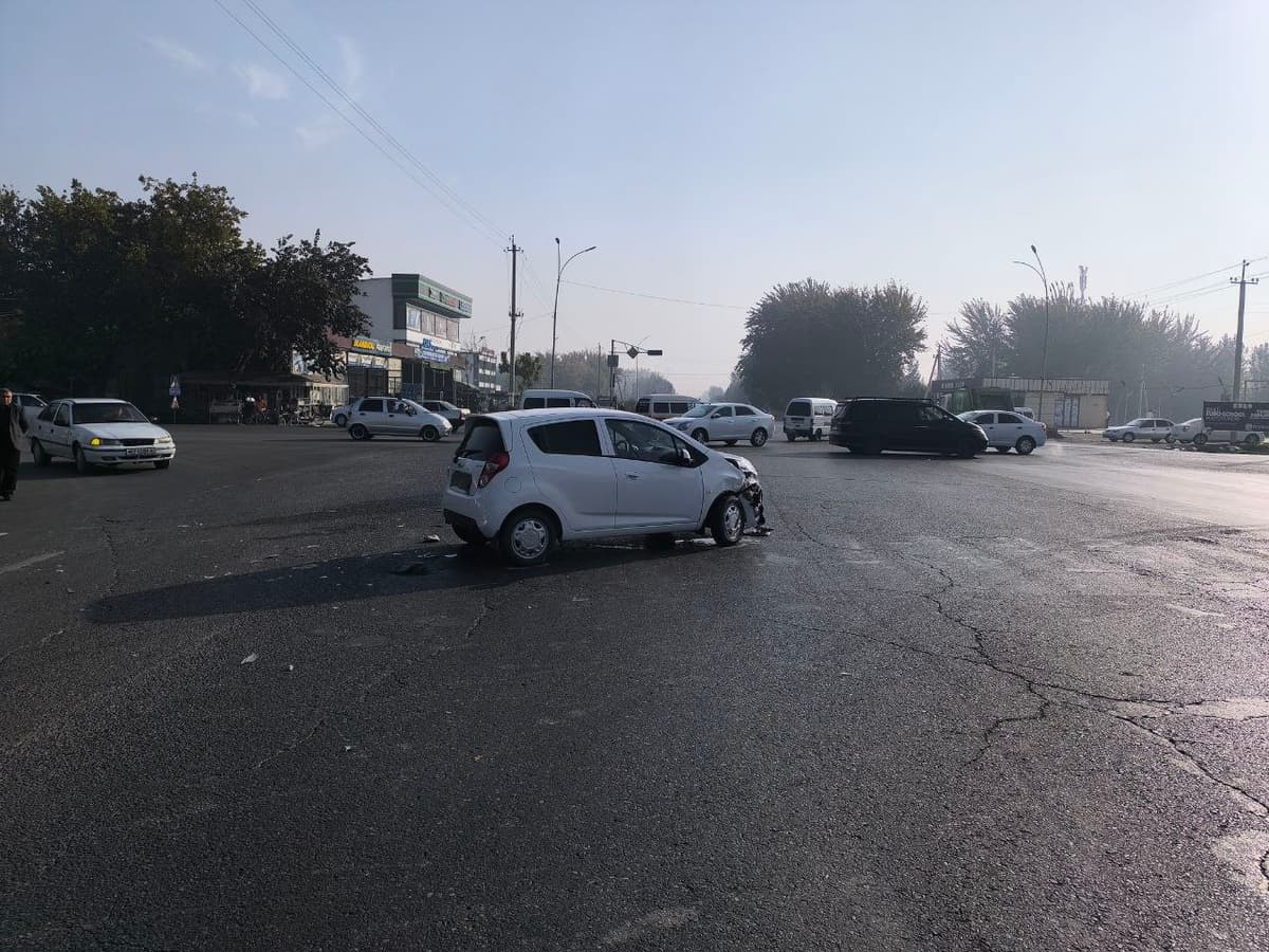 Farg‘onada 2 ta mashina to‘qnashdi, ulardan biri piyodani ham urib yubordi