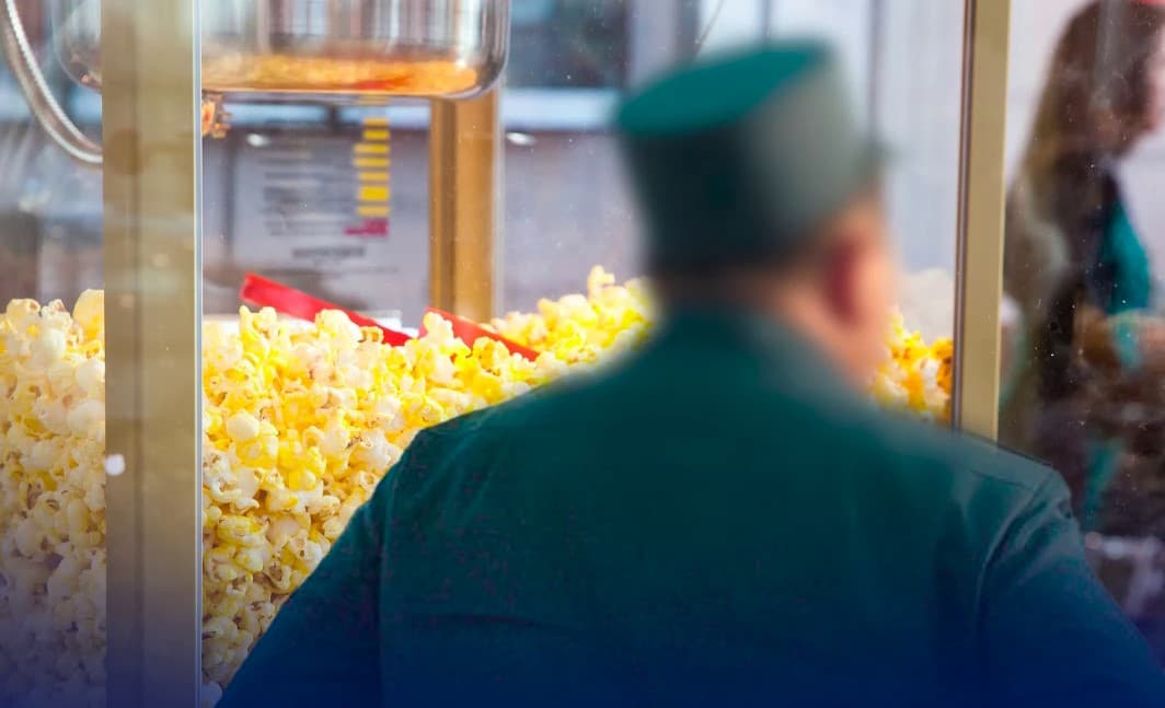 Toshkentda popkorn sotuvchilarini “panohiga olgan” profilaktika inspektori pora olganlikda ayblandi