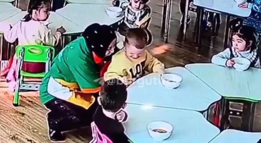 Toshkentdagi bog‘chada tarbiyachi bolani stulga skotchlab qo‘ydi