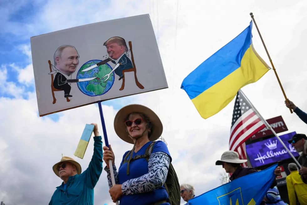 «Украина ва Аляска энди ҳеч қачон Россияники бўлмайди» – саммит арафасида Анкориж кўчаларидан фоторепортаж