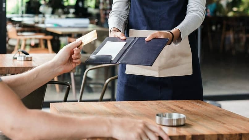 Competition Committee deems mandatory 15–20 percent service fees in cafés and restaurants illegal