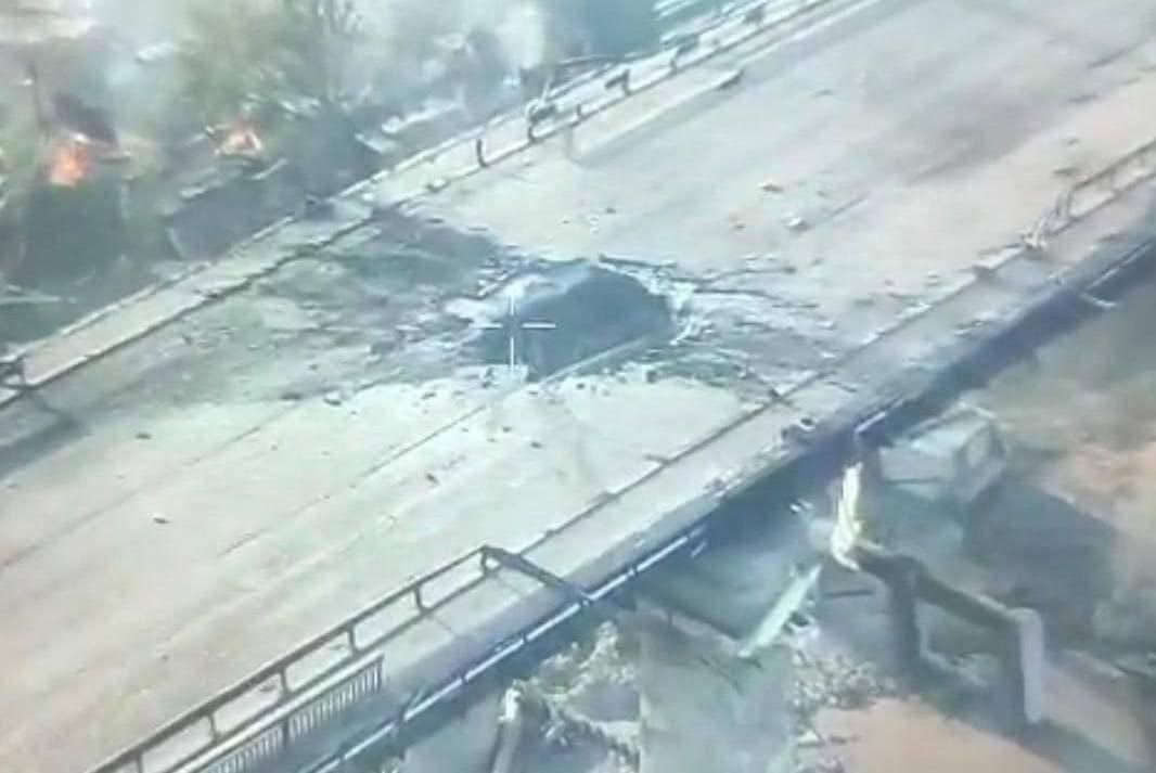 Rossiya Xersondagi ko‘prikka zarba berdi. Sochida esa ukrain dronlari hujumidan keyin neft baza yonib ketdi