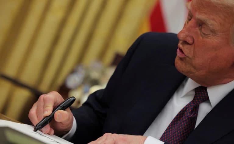 Трамп Оқ уйдаги илк кунида қандай фармонларни имзолади?