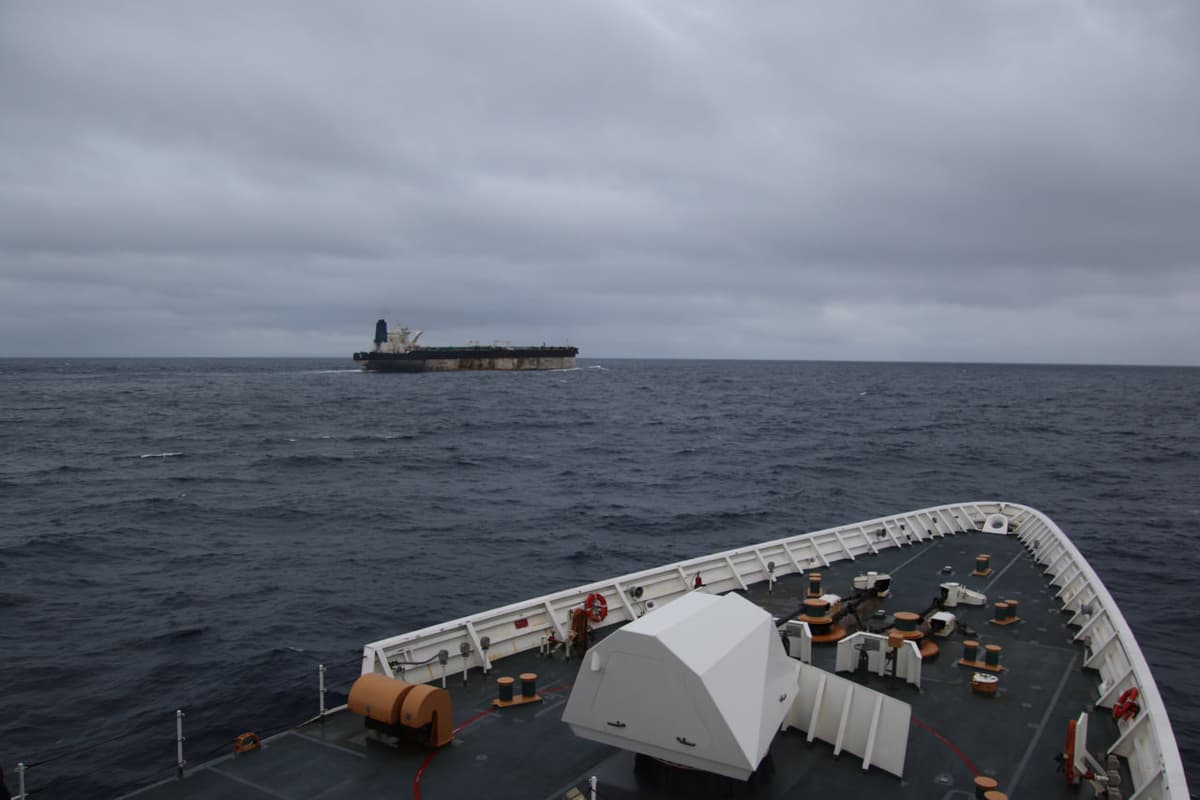 AQSh harbiylari Atlantika okeanida Rossiya bayrog‘i ostidagi neft tankerini qo‘lga oldi