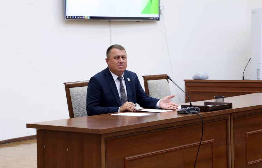 “Ҳеч ким тезак қилмай қўйди” – Қумқўрғон тумани ҳокими қиш учун таппи-тезак ғамлашга чақирди