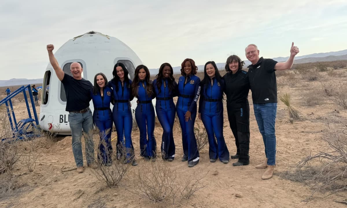 Blue Origin фақат аёллардан иборат экипаж билан суборбитал парвозни муваффақиятли амалга оширди