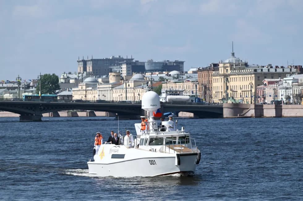 Путин флот кунида Петербургга борди. Бу вақтда Ленинград областига дронлар ҳужум қилди