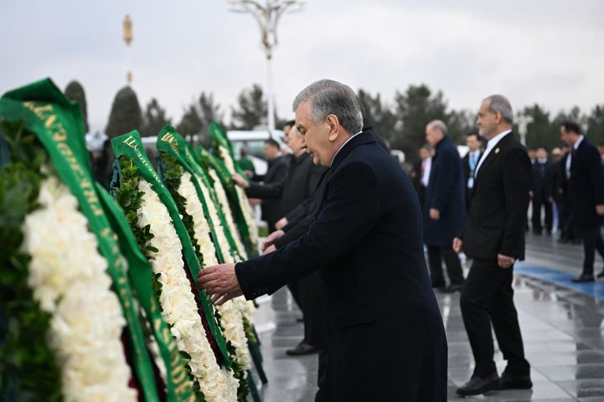 Shavkat Mirziyoyev Ashxoboddagi Betaraflik monumenti poyiga gul qo‘ydi
