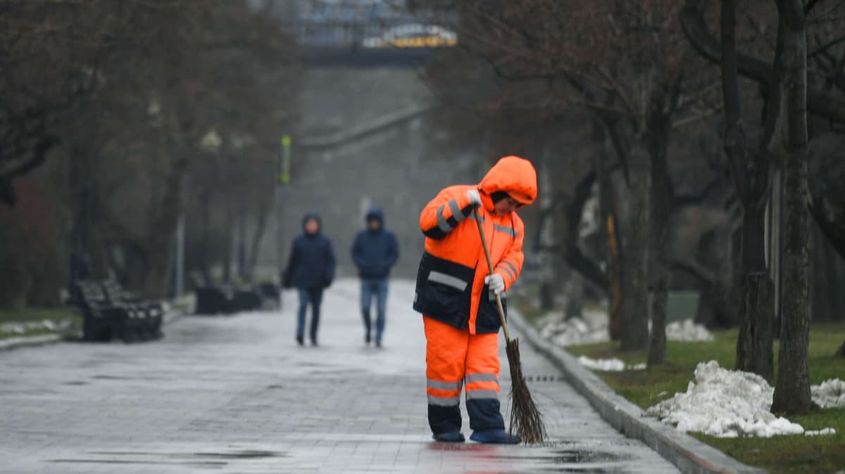 Москва мэри мигрантлардан норози бўлганларга қўлга супурги олишни маслаҳат берди