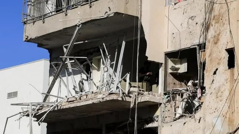 Yaqin Sharqdagi urush: Eron raketasi Tel-Avivga kelib urildi, Isroil Livan janubini egallamoqda