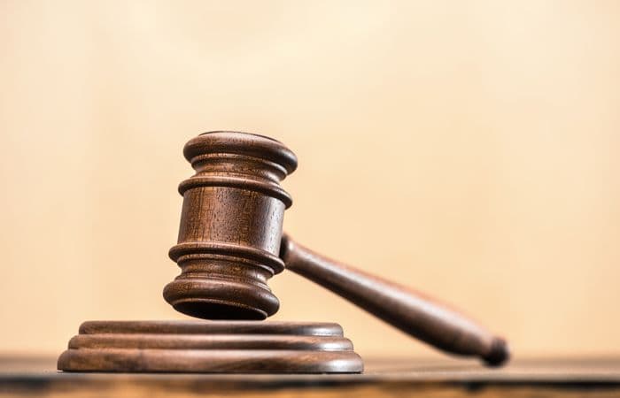 Қонун талабларини бузган икки нафар судья ишдан бўшатилди