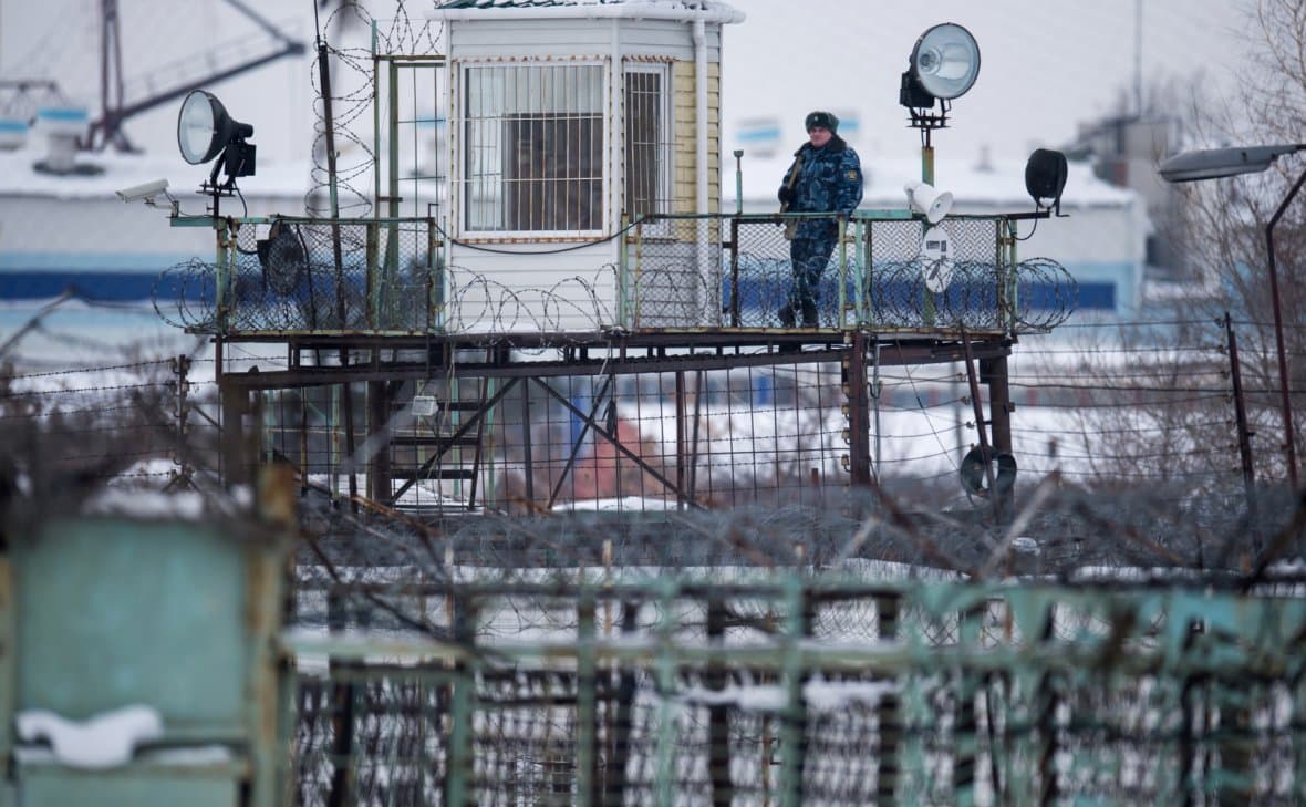 Россияда қарийб 54 минг қамоқхона нозири етишмаётгани маълум бўлди