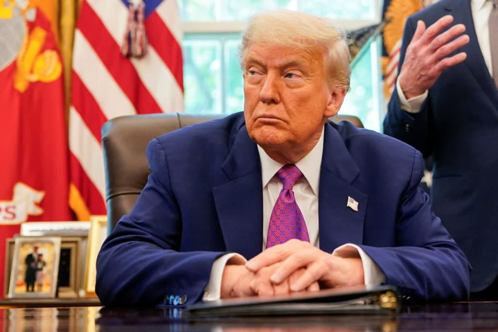 Трамп ёрдам ва ОАВ учун харажатларни қисқартириш ҳақидаги қонунни имзолади