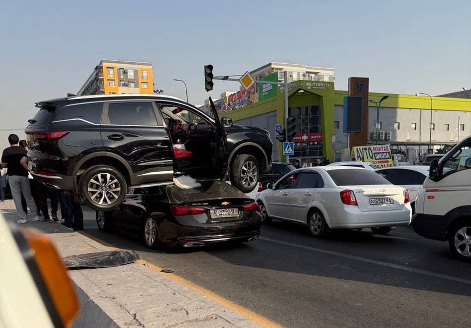 Toshkentda noodatiy YTH: Chery Malibu ustiga chiqib qoldi