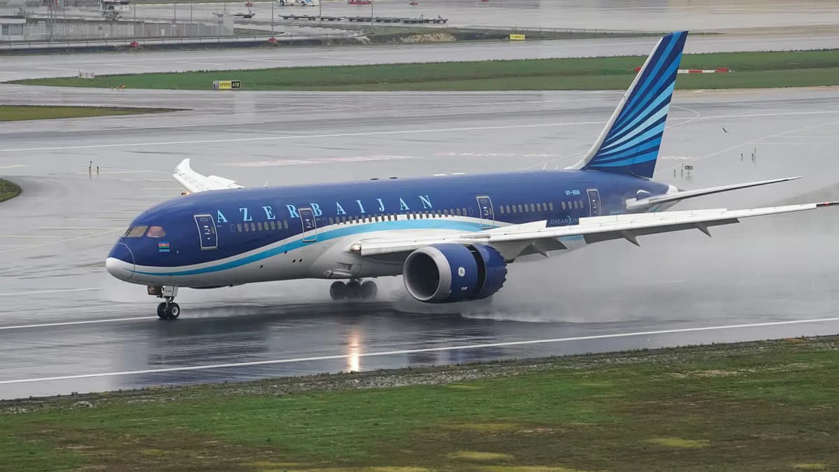 Azerbaijan Airlines «хавфсизликни таъминлаш мақсадида» Астраханга парвозларини тўхтатди