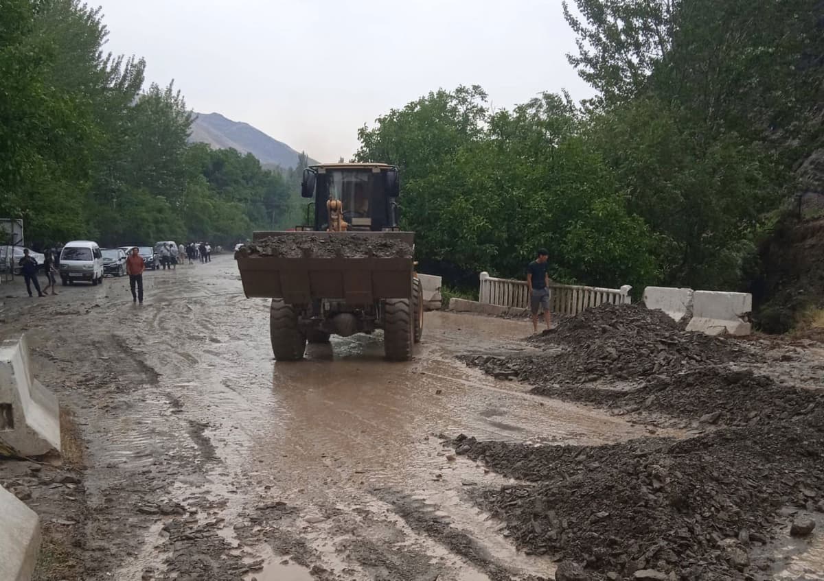 Zominda sel tufayli avtomobil yo‘li yopilib qoldi