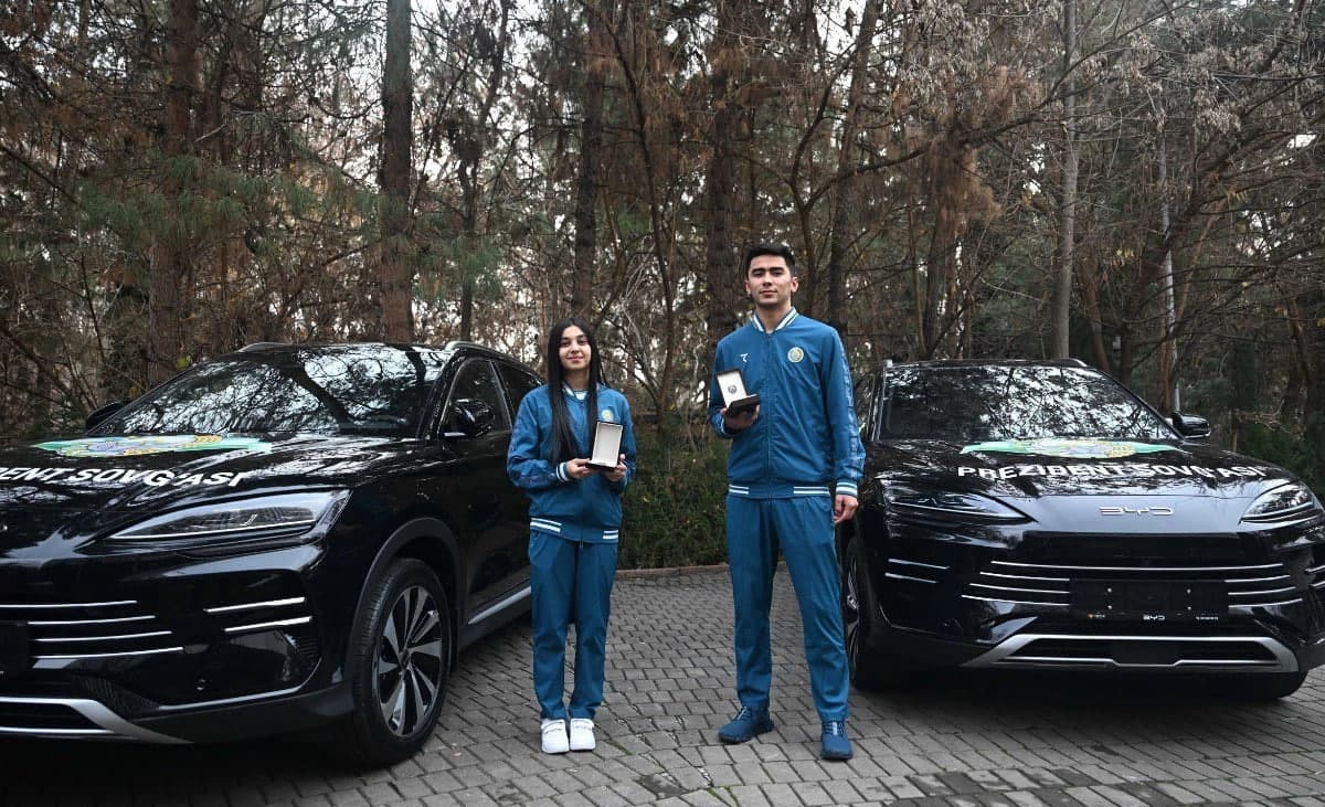 Жаҳон чемпионлари Гулшан Алимарданова ва Нажмиддин Қосимхўжаевга автомобил совға қилинди