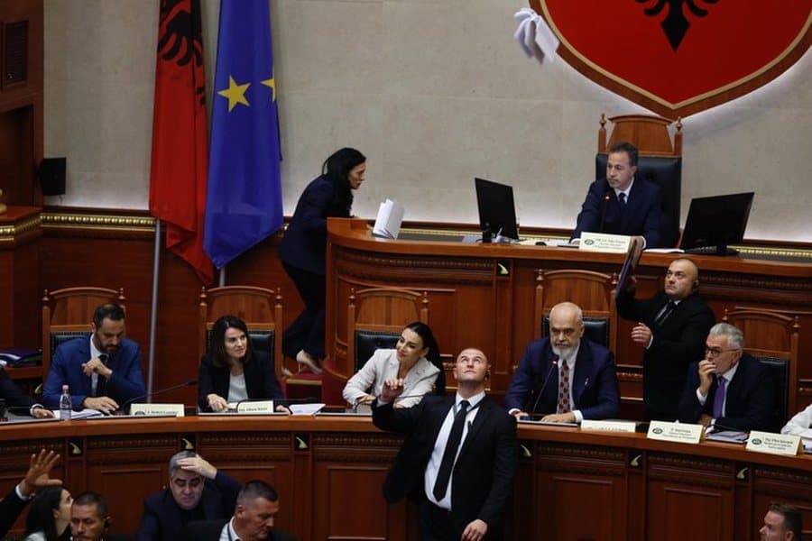 Albaniya parlamentida sun’iy intellekt vaziri nutqidan keyin mojaro yuz berdi