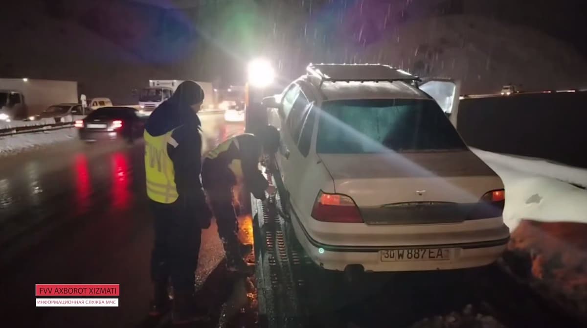 Qamchiq dovonida qutqaruvchilar noqulay ob-havo sharoitida haydovchi va yo‘lovchilarga yordam bermoqda