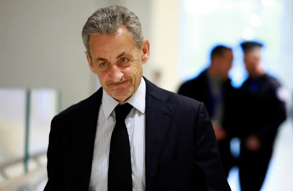 Fransiya sobiq prezidenti Nikolya Sarkoziga elektron braslet taqiladi