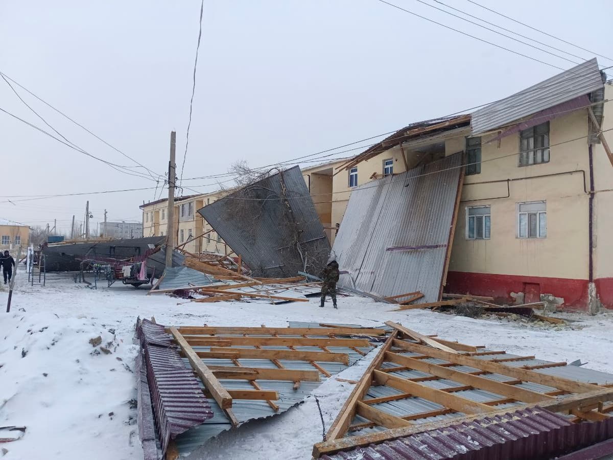 Beruniyda kuchli shamol ko‘p qavatli uyning tomini uchirib yubordi