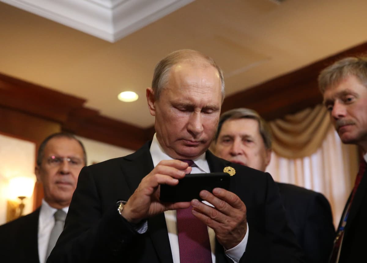 Путин Россияда миллий мессенжер яратиш тўғрисидаги қонунни имзолади