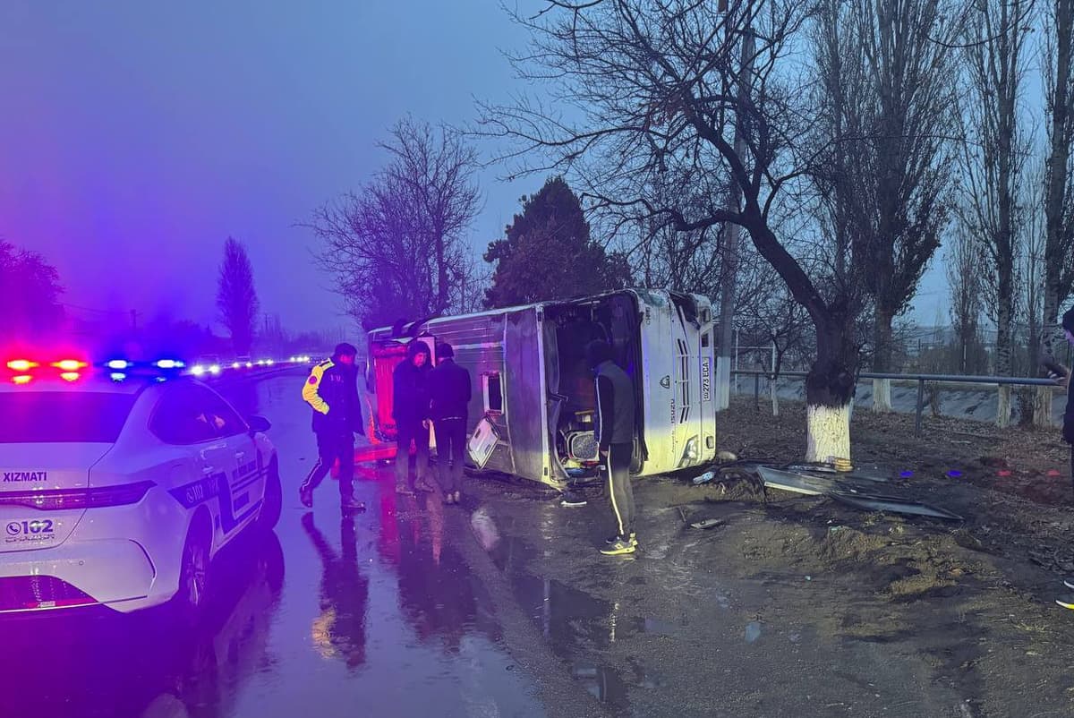 Янгийўлда юк машинаси автобус билан тўқнашди
