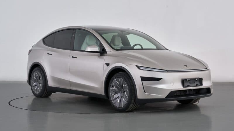 Tesla янгиланган Model Y электромобилини тақдим қилди