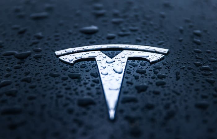 Tesla капитализацияси 1 трлн доллардан тушиб кетди