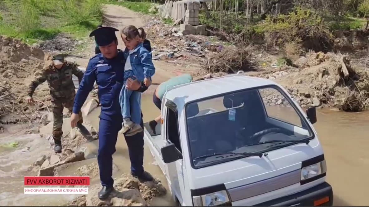 В Намангане спасатели МЧС спасли 4-летнего ребенка из застрявшего в реке автомобиля