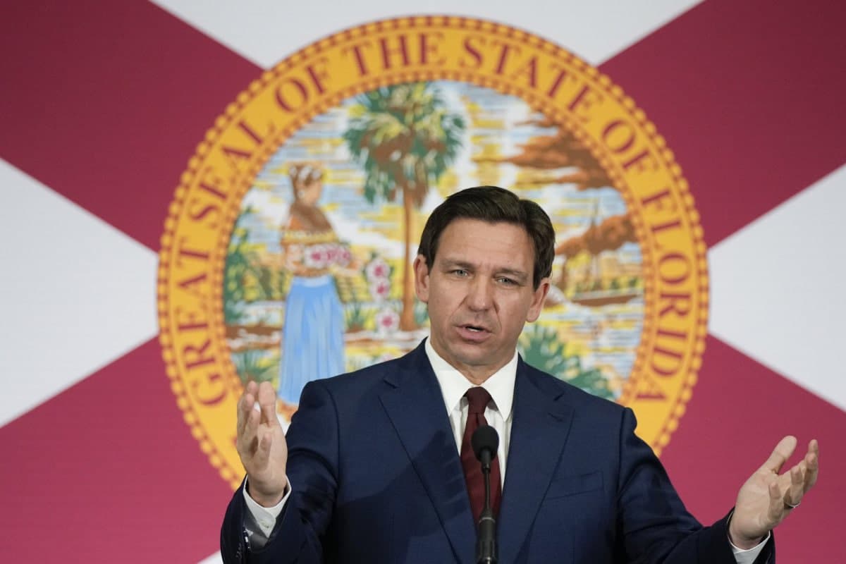 Florida gubernatori namoyishchilarni avtomobilda urib yuborish mumkinligini aytdi