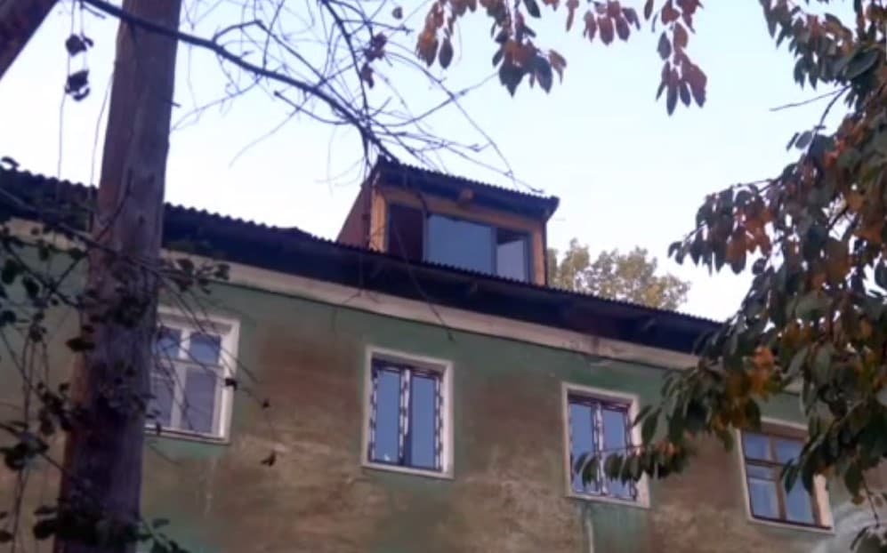 Тошкент вилоятида кўп қаватли уйнинг томини ўзлаштирган шахс жазоланди