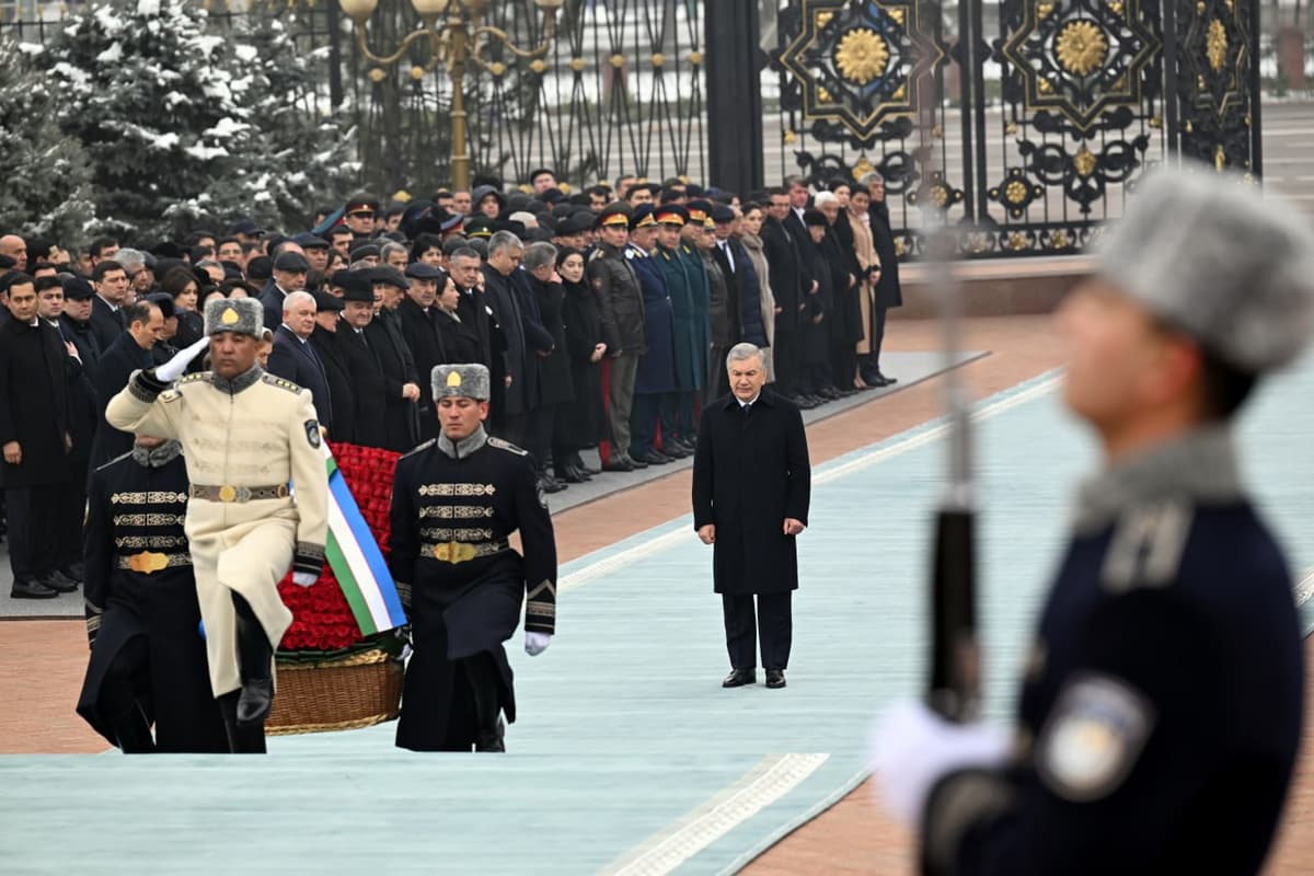 Президент Узбекистана почтил память Ислама Каримова