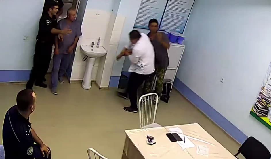 В Бухаре врач обезвредил мужчину, угрожавшего порезать себя