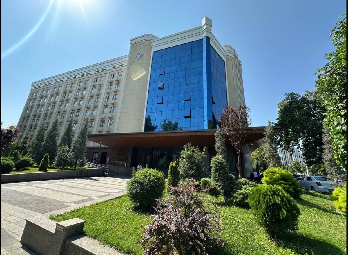 Тўрт ой олдин сотилган Қурилиш вазирлиги биноси яна қайта аукционга қўйилди