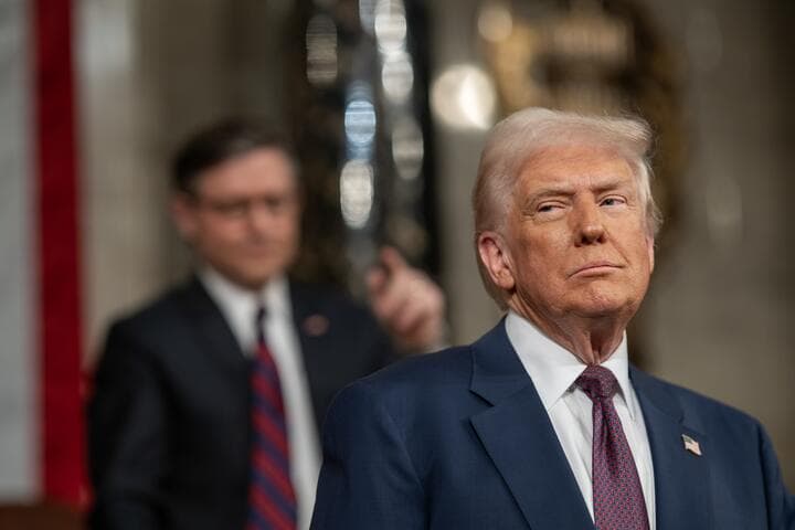 Трамп приостановил введение пошлин, но ужесточил их против Китая
