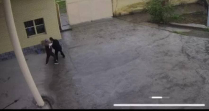 Jizzaxda haydovchi yoqilg‘i baki qopqog‘ini yopmagani uchun zapravka xodimini kaltakladi