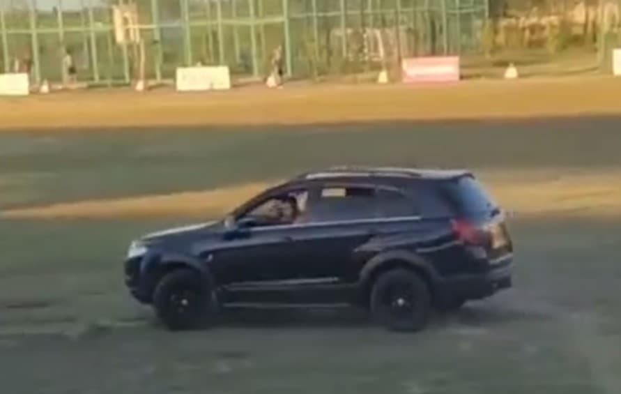 Автомобиль Captiva, на котором неадекватный водитель наехал на людей на стадионе в Сырдарье, продан с аукциона