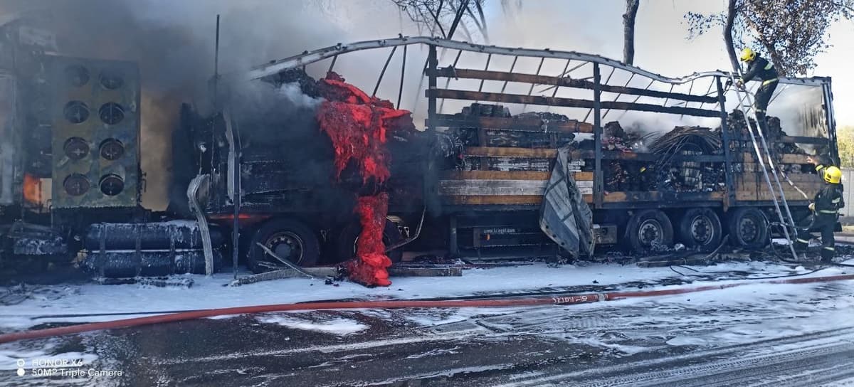 Sirdaryoda M-34 yo‘lida yuk avtomobili yonib ketdi
